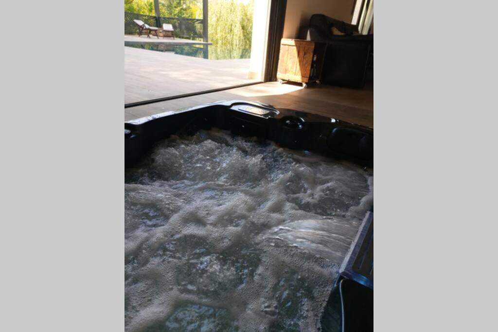 Un Petit Coin De Bali Avec Spa Et Piscine Prives Carpentras Bagian luar foto